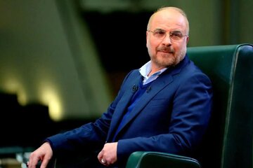 عکس دیده نشده از محمدباقر قالیباف: فرمانده لشکر ۵ نصر خراسان پای تخته سیاه در دهه ۶۰